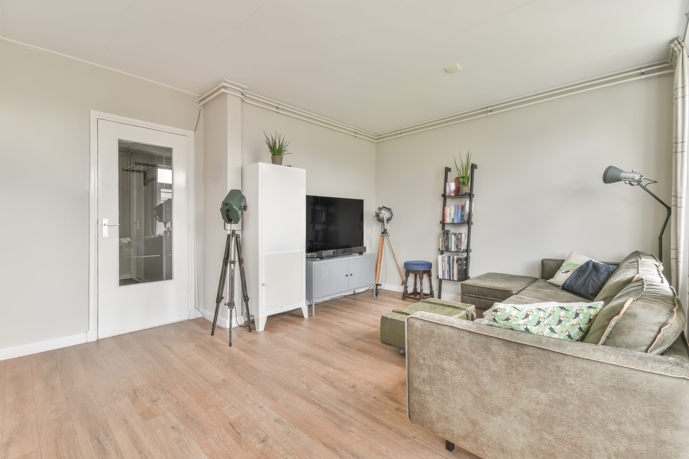 Sfeervolle woonkamer van een Amsterdams appartement